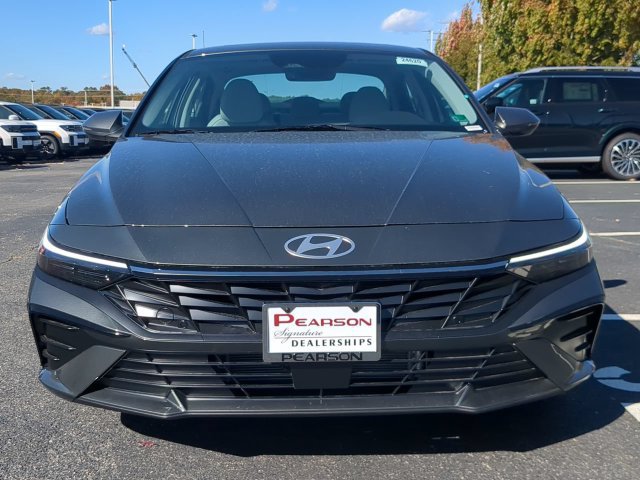 Used 2025 Hyundai Elantra Limited FWD image 8