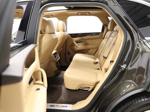 Used 2018 Bentley Bentayga AWD/4WD image 54