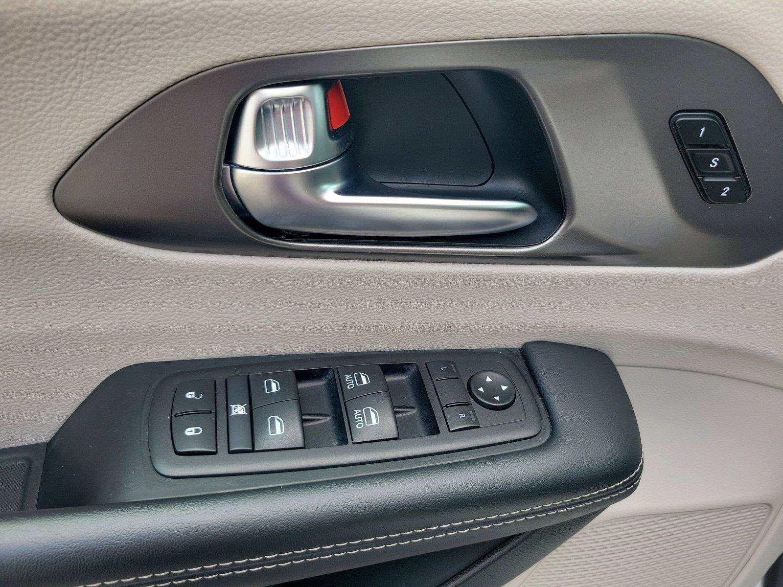 Used 2024 Chrysler Pacifica Touring-L FWD image 19