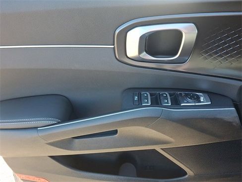 Used 2025 Kia Sorento S image 12