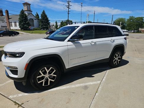 Certified 2025 Jeep Grand Cherokee Limited AWD/4WD image 8