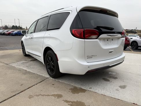Used 2020 Chrysler Pacifica Touring-L image 16