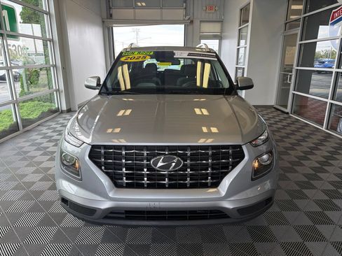 Used 2025 Hyundai Venue SEL FWD image 2
