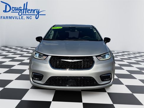 Used 2024 Chrysler Pacifica Touring-L image 8