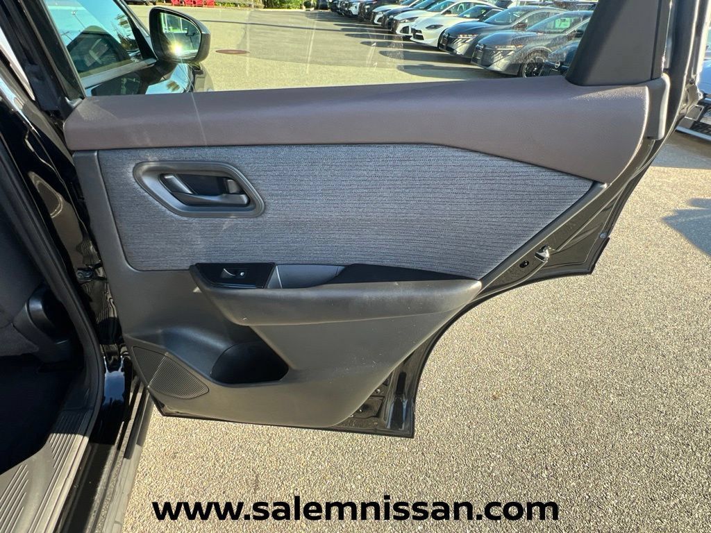 Used 2023 Nissan Rogue S AWD/4WD image 21