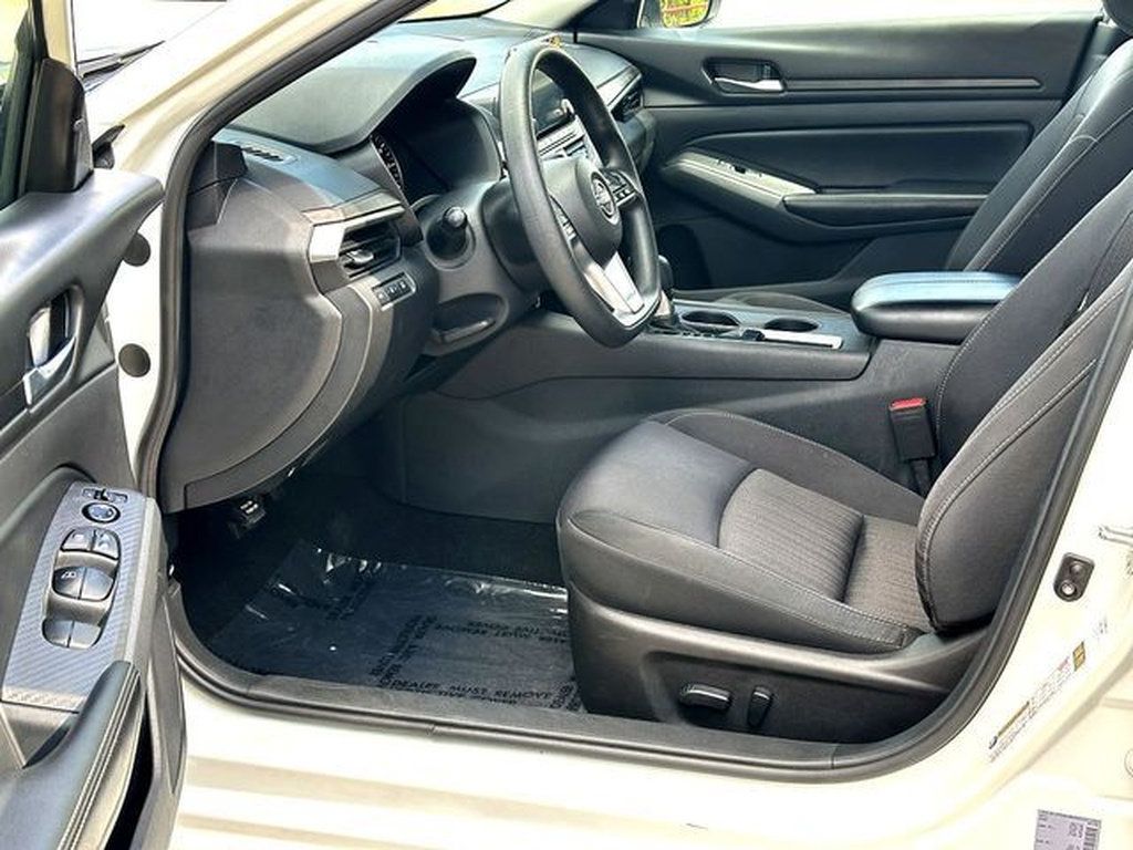 Used 2025 Nissan Altima 2.5 SV FWD image 10