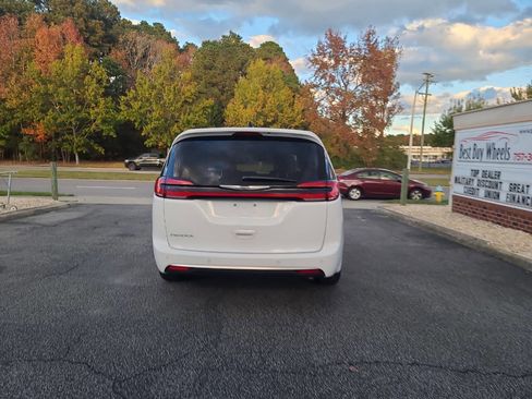 Used 2025 Chrysler Pacifica Select image 5