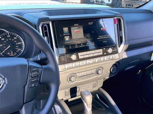 Used 2025 Nissan Frontier SV image 17