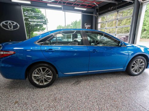 Used 2017 Toyota Camry SE w/ Moonroof Package FWD image 4