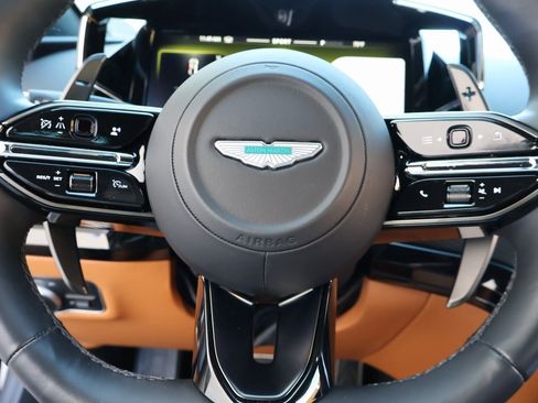 Used 2025 Aston Martin V8 Vantage Coupe image 18