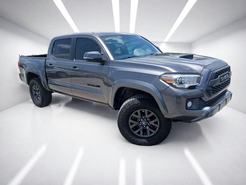 Used 2017 Toyota Tacoma TRD Sport w/ Tow Package RWD image 1