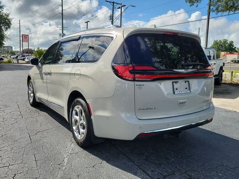 Used 2021 Chrysler Pacifica Limited w/ Uconnect Theater Family Group AWD/4WD image 5
