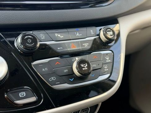 Used 2023 Chrysler Pacifica Touring-L image 16