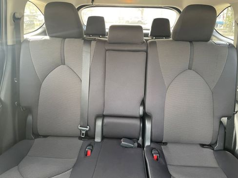 Used 2025 Toyota Highlander LE image 40