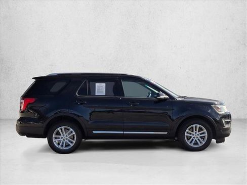 Used 2017 Ford Explorer XLT image 4