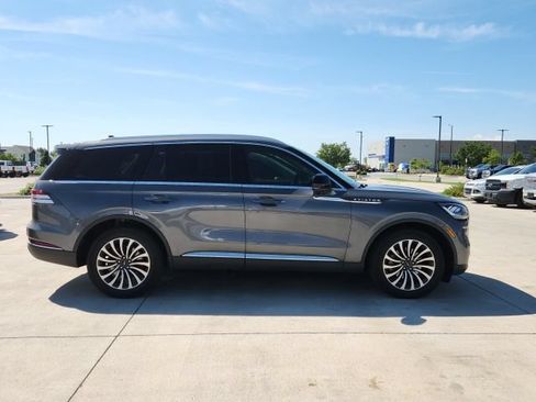 Used 2023 Lincoln Aviator AWD w/ Premium Package image 2