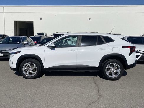Used 2024 Chevrolet Trax LS w/ LS Convenience Package FWD image 2