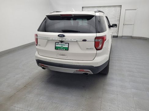 Used 2017 Ford Explorer XLT image 7