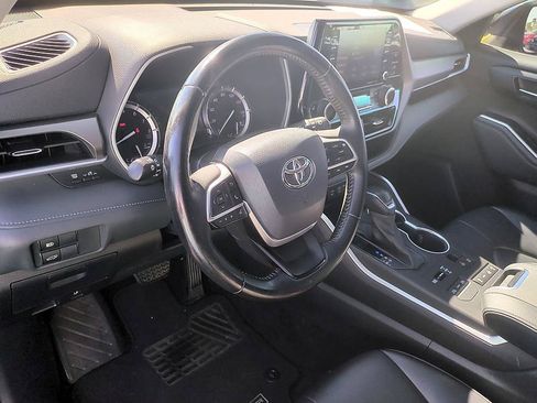 Used 2022 Toyota Highlander XLE AWD/4WD image 14