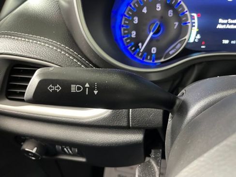 Used 2026 Chrysler Pacifica Select image 22