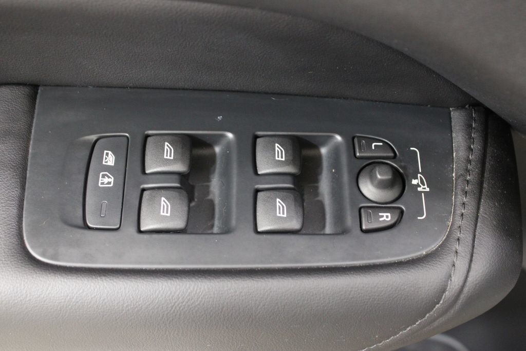 Used 2024 Volvo XC60 B5 Plus AWD/4WD image 19