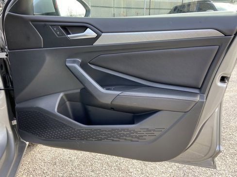 Used 2022 Volkswagen Jetta SE image 29