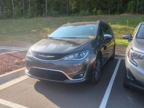 Used 2018 Chrysler Pacifica Limited w/ Tire & Wheel Group FWD image 5