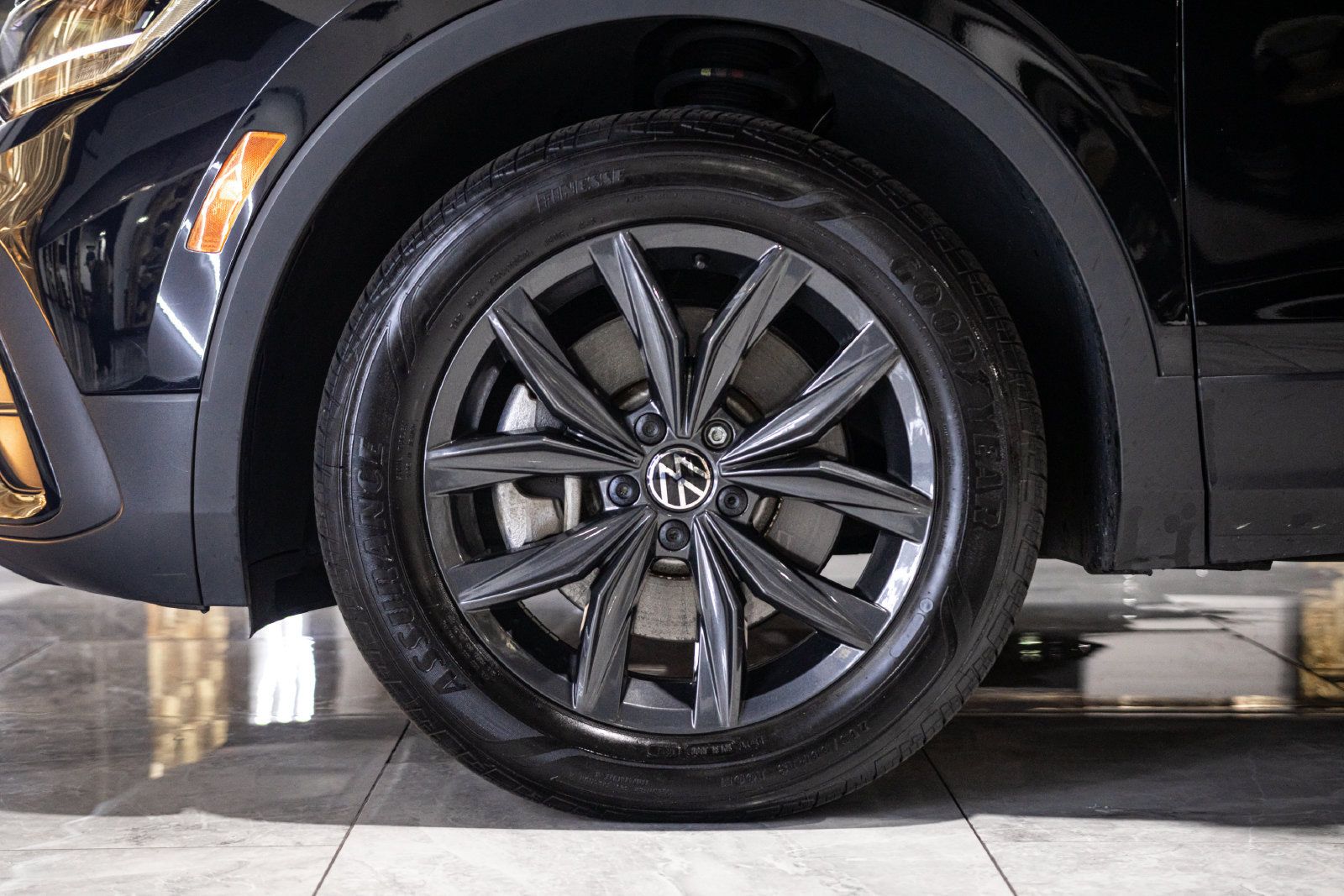Used 2024 Volkswagen Tiguan SE AWD/4WD image 33