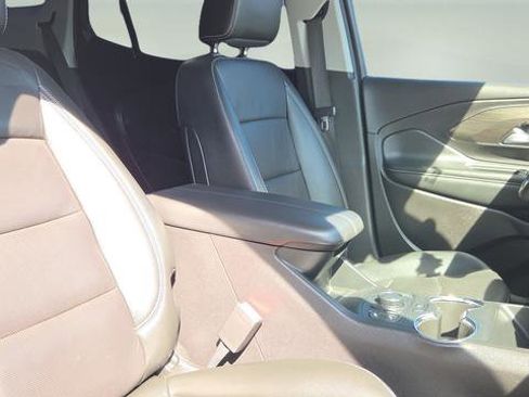 Used 2024 GMC Terrain SLT w/ Infotainment Package II image 18