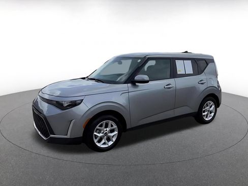 Used 2025 Kia Soul LX w/ LX Technology Package FWD image 8