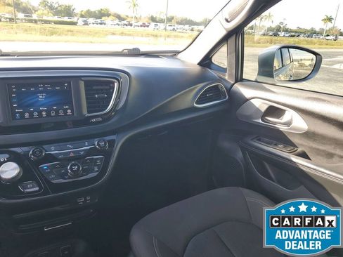 Used 2020 Chrysler Pacifica Touring w/ S Appearance Package image 28