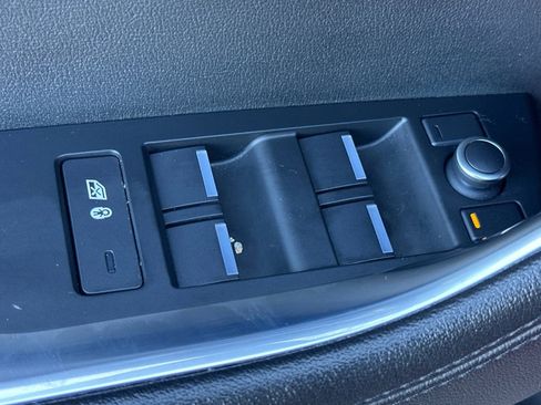 Used 2020 Jaguar XE S image 15