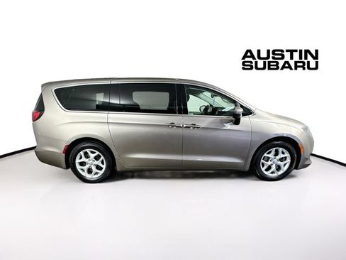 Used 2017 Chrysler Pacifica Touring Plus w/ Tire & Wheel Group FWD image 8