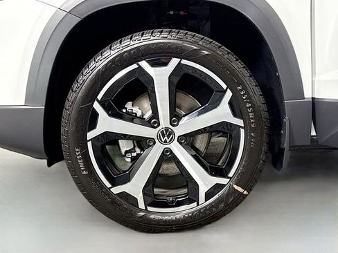 New 2026 Volkswagen Taos SEL AWD/4WD image 32