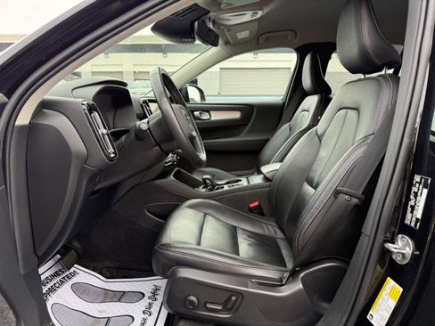Used 2022 Volvo XC40 T5 Momentum image 14