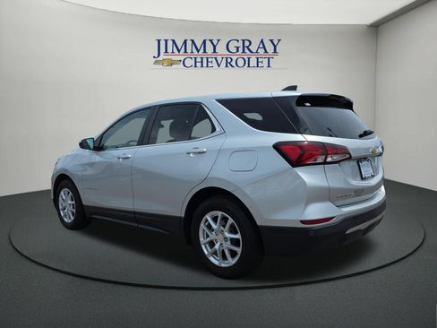 Used 2022 Chevrolet Equinox LT w/ Driver Convenience Package FWD image 3