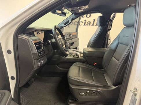Used 2025 GMC Yukon XL Denali AWD/4WD image 12