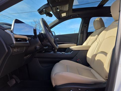 Used 2025 Cadillac XT4 Premium Luxury w/ Technology Package image 16