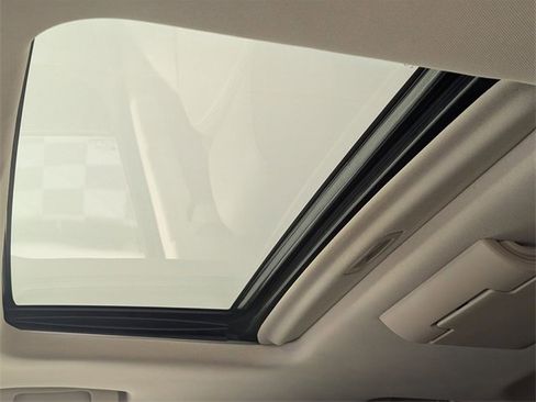 Used 2018 GMC Yukon SLT w/ Premium Edition image 13