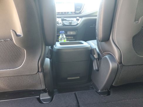 New 2026 Chrysler Pacifica Select image 9