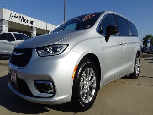 Used 2026 Chrysler Pacifica Limited FWD image 34
