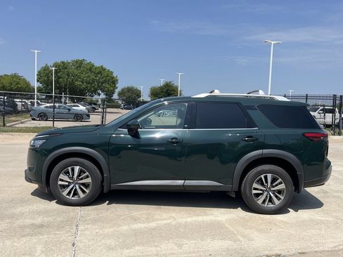 Used 2023 Nissan Pathfinder SL AWD/4WD image 2