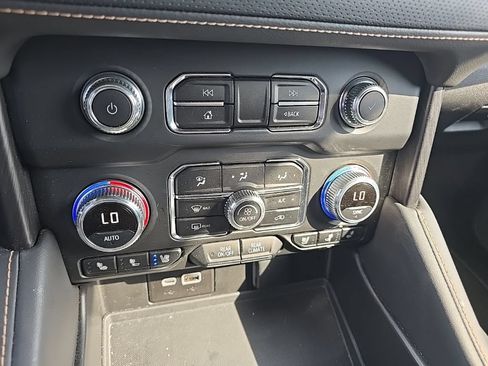 Used 2024 GMC Yukon AT4 w/ Technology Package AWD/4WD image 28
