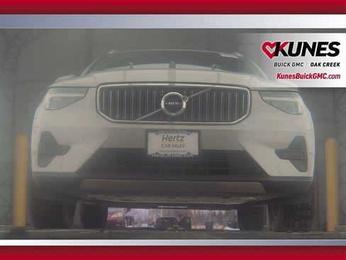 Used 2024 Volvo XC40 B5 Core image 4