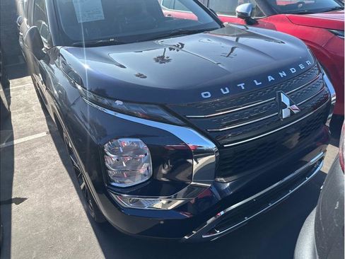 Used 2025 Mitsubishi Outlander SE image 2