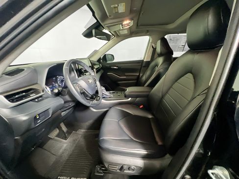 Used 2020 Toyota Highlander XLE FWD image 14