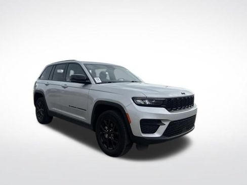 Used 2024 Jeep Grand Cherokee Altitude AWD/4WD image 2