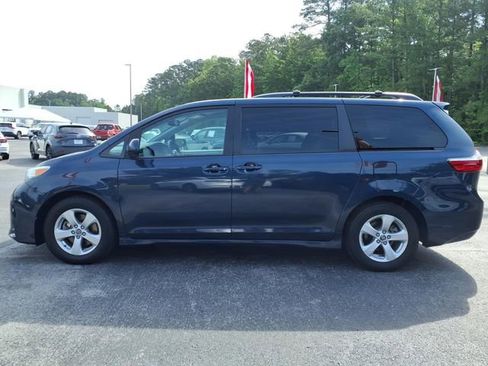 Used 2019 Toyota Sienna LE w/ Carpet Mat Package FWD image 3