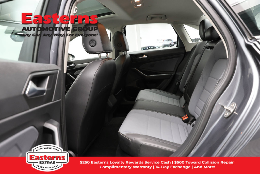Used 2025 Volkswagen Jetta SE FWD image 21