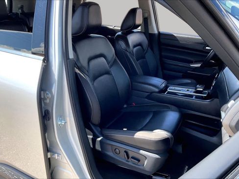 Used 2025 Nissan Pathfinder SL FWD image 9